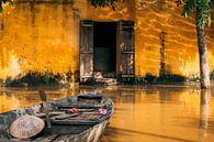 Vietnamese vissersboot in oranje straat Hoi An van Eveline Dekkers thumbnail