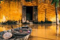 Vietnamesisches Fischerboot in orangefarbener Straße Hoi An
