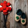 oude Bollenhoed met stroschoenen voor de houten muur van Jürgen Wiesler