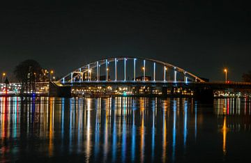 Die Wilhelmina-Brücke über die IJssel bei Deventer in den Niederlanden bei Nacht von Eye on You