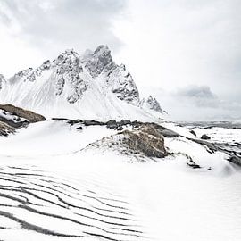 Vestrahorn in isländischer Winterlandschaft von Ron van der Stappen