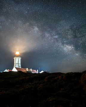 Phare sous la Voie lactée la nuit sur Ewold Kooistra