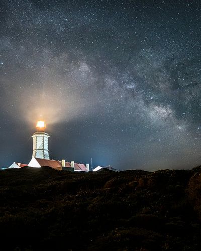 Phare sous la Voie lactée la nuit