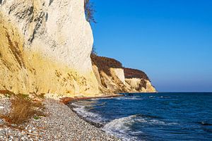 Kreidefelsen im Herbst an der Küste der Ostsee auf der Insel R