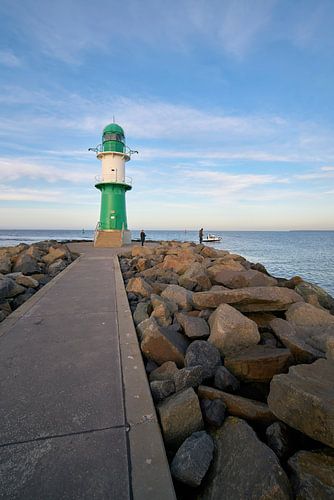 Het licht van de vuurtoren op de westpier aan het strand van Warnemünde