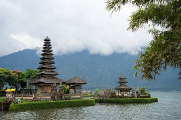 Pura Ulun Danu Bratan, beau temple bouddhiste sur Yvonne Ten Bruggencate