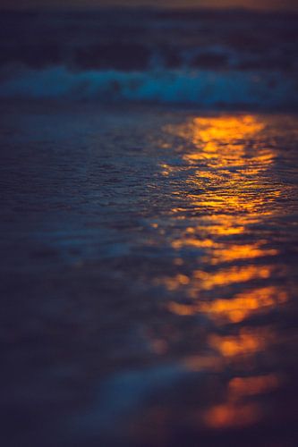 Spiegelung der untergehenden Sonne auf wogendem Meerwasser