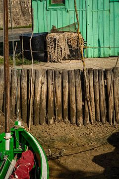 Zeilbootje met laagwater bij een vissershuisje van Frans Scherpenisse