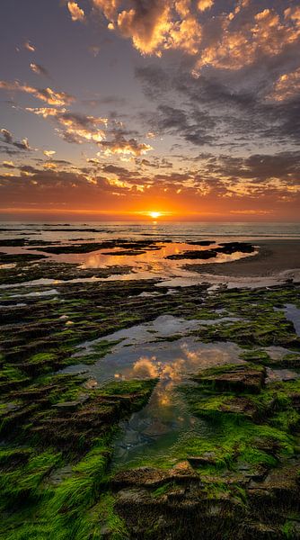 Zonsondergang strand Manche, Normandië van Jeroen Mikkers