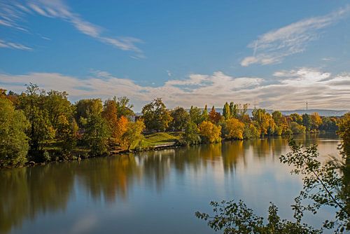Herbsttag am Fluss im Oktober