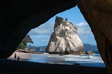 Zicht op rots in zee vanuit grot. Coromandel Nieuw Zeeland van Albert Brunsting