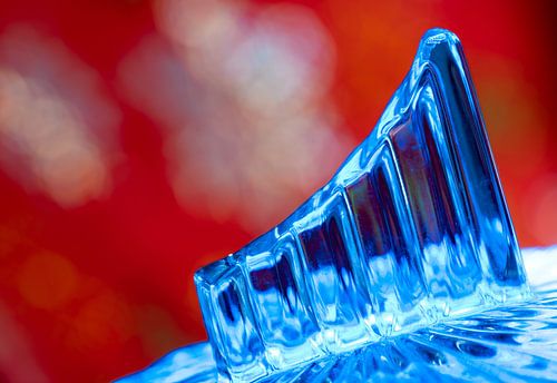 Abstracte macro van een verlicht kristallen glazen deksel