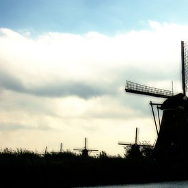 Kinderdijk et ses moulins à vent à contre-jour sur Patricia Hofmeester