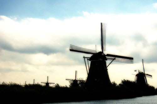 Kinderdijk mit den Windmühlen im Gegenlicht von Patricia Hofmeester