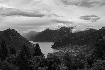 View of Lake Idro and Crone. van Luis Boullosa