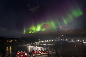 Atemberaubende Nordlichter tanzen über der Halogaland-Brücke in Narvik,
