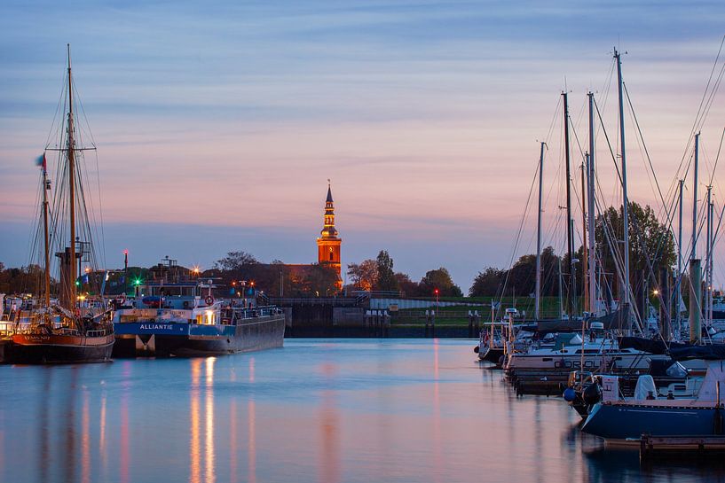 Damsterhaven Delfzijl mit Blick auf die Kirche Farmsum von R Smallenbroek
