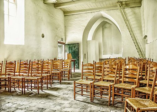 Binnenin het middeleeuwse kerkje van Oostum in Groningen