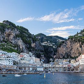 Uitzicht op Atrani aan de Amalfikust in Italië van Rico Ködder