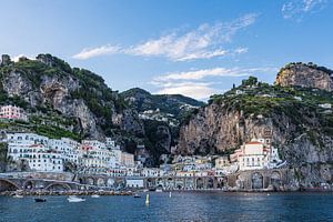 Blick auf Atrani an der Amalfiküste in Italien