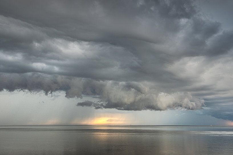 Wolkendecke über dem Wattenmeer von Roptazijl aus von Harrie Muis