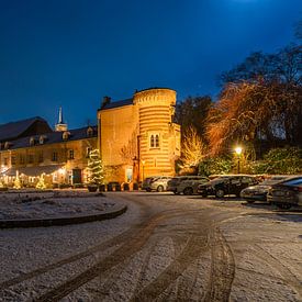 Elsloo le soir en hiver avec de la neige sur Maurice Meerten