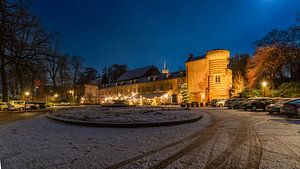 Elsloo in de avond in de winter met sneeuw