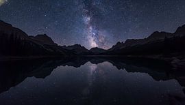 Reflet sous les étoiles : la Voie lactée au-dessus d'un lac de montagne sur Artistic