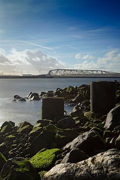 Die Wolkendecke passiert die Maeslant-Barriere bei Hoek van Holland von gaps photography