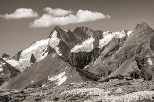 Wolken über dem Großglockner in sepia