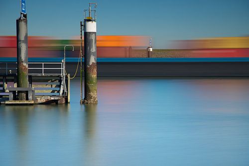 Containerschip in het kanaal