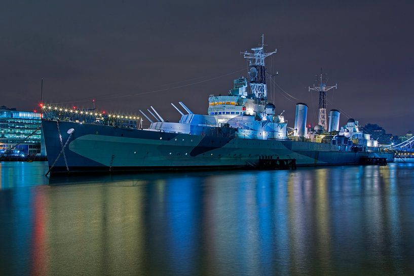 Nachtfoto HMS Belfast te Londen van Anton de Zeeuw
