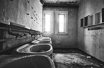 Verloren plaats - oude badkamer van Bild.Konserve
