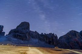 Sternenhimmel und Milchstraße über den Bergen der Dolomiten, Brenta-Massiv von Sean Vos