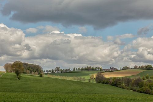 Dreigende wolken boven de Huls