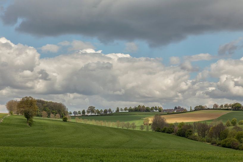 Dreigende wolken boven de Huls van John Kreukniet