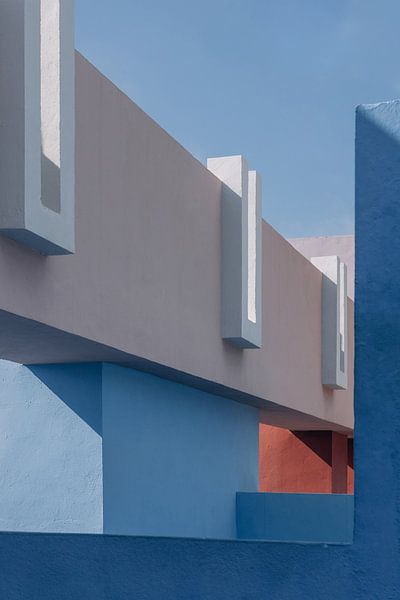 Muralla Roja reisfotografie print ᝢ abstracte roze architectuurfoto van Hannelore Veelaert