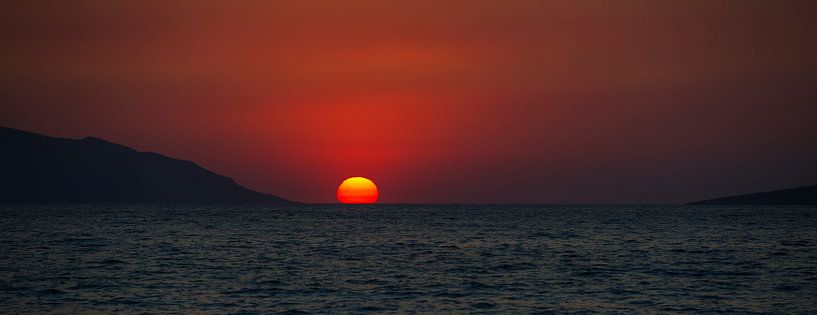 Zonsondergang in de zee van Photography by Karim