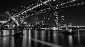 Schwarz-Weiß: Millenniumsbrücke am Abend von Rene Siebring