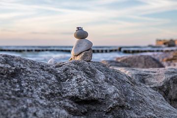 Klein kunstwerk op het strand van de Oostzee van t.ART