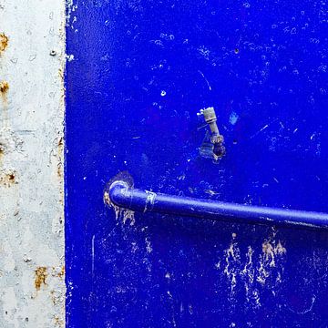 Abstrait carré bleu d'une porte en fer rouillée