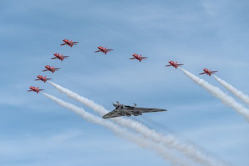 Formatie van Red Arrows en Vulcan bommenwerper.