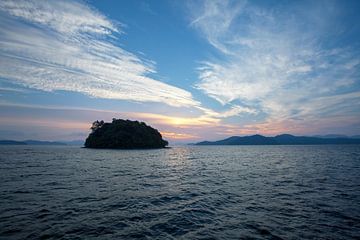 zonsondergang in de baai van Phang Nga, Thailand