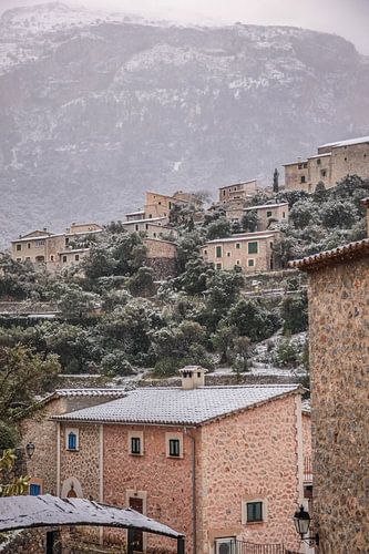 Deia et les sommets enneigés de la Serra de Tramuntana, Majorque