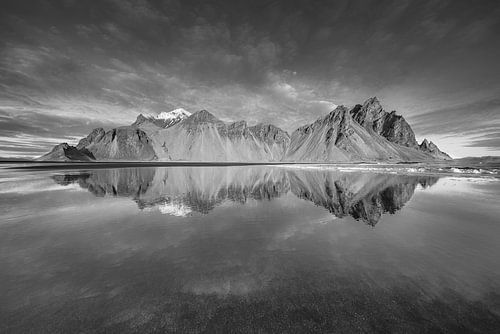 Landschap bij Stocksness op IJsland. Zwart-wit beeld.