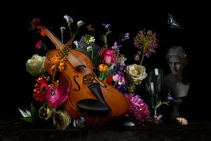 Königliche Violine Stilleben mit Blumen und einer Violine von Sander Van Laar