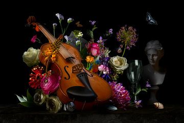 Royal Violin Stilleven met bloemen en een viool van Sander Van Laar