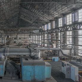 Blaue verlassene Fabrik von Robert Van den Bragt