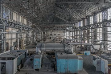 Blaue verlassene Fabrik von Robert Van den Bragt