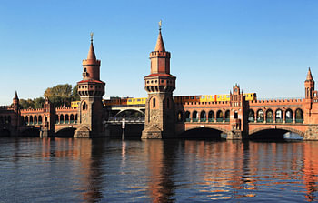 Oberbaumbrücke over de Spree met ondergrondse trein